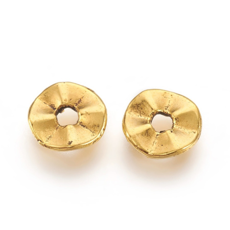 <p>
Бусина-разделитель в форме изогнутой (плиссированной) рондели. Изготовлена из бижутерного сплава с покрытием под золото с чернением. Оттенок может отличаться от фотографии и в разных поставках. Размер отверстия около 1.8 мм. Цена за упаковку 5 грамм (около 26 штук, фасуются без проверки на дефекты).
</p>