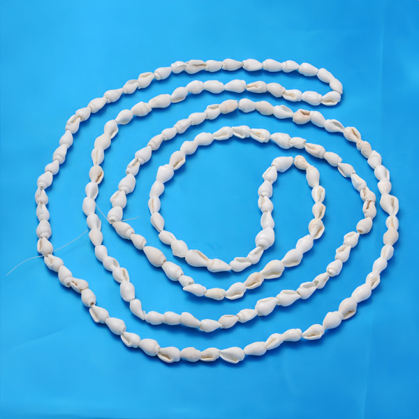 <p>
Натуральные бусины из ракушек. Могут существенно отличаться по форме и размеру. Некоторые ракушки белые, на некоторых есть узор из коричневых точек. Оттенок может отличаться от фотографии и в разных поставках (могут попадаться полностью белые или полностью пятнистые низки). Цена за одинарную низку 145 см (около 110-170 бусин в зависимости от размера).
</p>