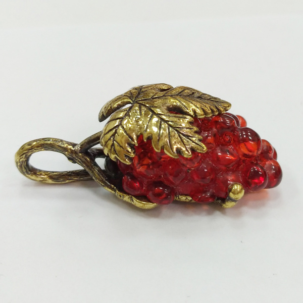 <p>Подвеска - виноградная гроздь. Металлическая часть сделана из бижутерного сплава с покрытием золотистого цвета с чернением. Вставка (виноград) выполнена из прессованного янтаря. Листик может располагаться как по центру грозди, так и со смещением. Оттенок может отличаться от фотографии. По краю возможны небольшие сколы. Цена за 1 шт.</p>