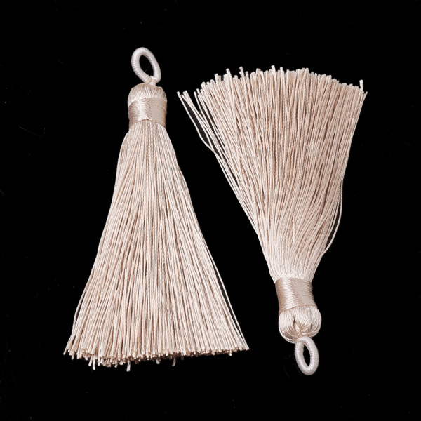 <p>Изящная полиэстеровая кисточка с петелькой. Используется для создания сережек, кулонов (сотуаров), подвесок на сумки, четки и брелоки. Оттенок может отличаться от фотографии. Размер может немного отличаться от заявленного. Цена за 2 шт.</p>