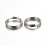 <p>Двойное колечко, материал - нержавеющая сталь марки 304 (используется в пищевой и медицинской промышленности, не окисляется, не темнеет, не облезает). Отлично подойдет в качестве держателя для тяжелых подвесок из темно-серебристого металла, например, тибетского серебра или серебра с чернением. Толщина проволоки - около 0.7 мм, толщина двойной части - около 1.4 мм. Оттенок может отличаться от фотографии. Цена за 5 грамм (около 30 штук, фасуются без проверки на дефекты).</p>