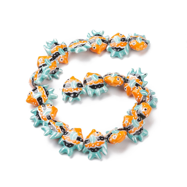 <p>Бусина из фарфора - коралловая рыбка ручной работы. Напоминает тропическую рыбу - бабочку. Бусины слеплены и расписаны вручную: могут отличаться по форме, рисунку и размеру. Размер отверстия около 1-2 мм. Оттенок может отличаться от фотографии и в разных поставках. Цена за 1 бусину.</p>