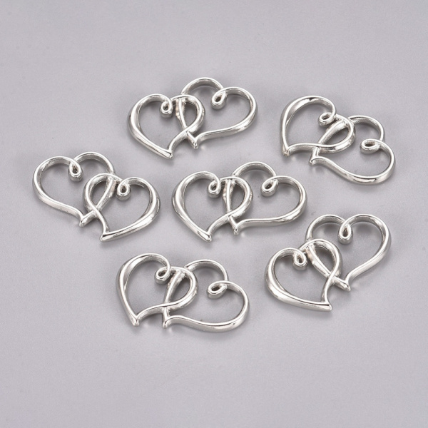 <p>Двусторонний металлический соединительный элемент в форме двух сердец. Цвет - античное серебро с чернением. Оттенок может отличаться от фотографии и в разных поставках. Цена за 5 шт.</p>