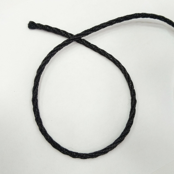 <p>Качественный крученый синтетический шнур-змейка из нейлона. Очень прочный, при этом довольно гибкий и мягкий. Толщина около 1.8-2.2 мм. Подходит для изготовления гайтана. Оттенок может немного отличаться от фотографии. По возможности, продается цельным куском, однако, может поставляться несколькими отрезами. Цена за 10 метров.</p>