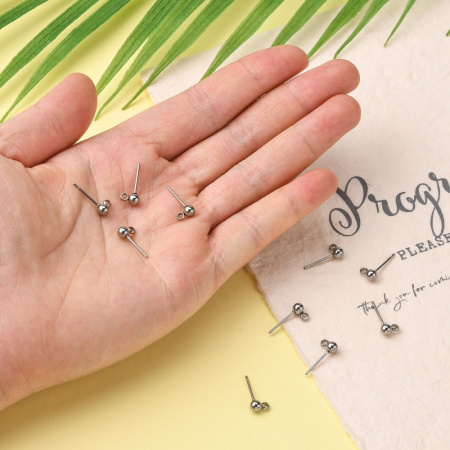 <p>Пуссеты с шариком 4 мм и петелькой из нержавеющей стали (марка 304: используется в пищевой промышленности, не окисляется). Застежки продаются отдельно. Оттенок может отличаться от фотографии и в разных поставках. Цена за 5 пар пуссет.</p><p>ВНИМАНИЕ: петельки могут быть припаяны не очень ровно, кончик гвоздика может быть с потертостями (царапинками).</p>