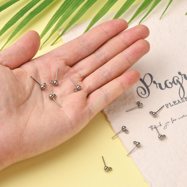 <p>Пуссеты с шариком 4 мм и петелькой из нержавеющей стали (марка 304: используется в пищевой промышленности, не окисляется). Застежки продаются отдельно. Оттенок может отличаться от фотографии и в разных поставках. Цена за 5 пар пуссет.</p><p>ВНИМАНИЕ: петельки могут быть припаяны не очень ровно, кончик гвоздика может быть с потертостями (царапинками).</p>