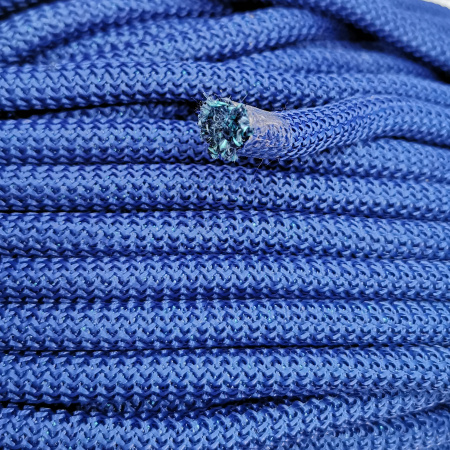 <p>Толстый плетеный синтетический шнур-змейка. Очень прочный, при этом довольно гибкий и мягкий, слегка тянется. Цвет синий. Оттенок может отличаться от фотографии и в разных поставках. Плетение не очень плотное, сквозь нити может проглядывать сердечник, отличающийся по цвету. Толщина около 1 см, может немного отличаться от заявленной. Можно использовать в качестве основы для создания колье или браслетов, он может послужить альтернативой бисерному жгуту. Произведен в Греции. Цена за отрезок длиной примерно 90 см. При покупке нескольких единиц, по возможности, отрезается цельным куском.</p>