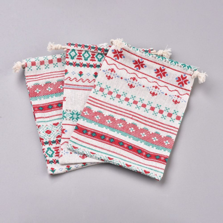 <p>Текстильный подарочный мешочек в эко-стиле, натурального цвета с орнаментом в славянском стиле. На некоторых мешочках есть надпись Handmade (переводится как ручная работа). Отлично подойдет для упаковки украшений в экостиле. В мешочек вставлена веревочка льняного цвета для завязывания. Мешочки могут быть немного мятыми и слегка отличаться по форме и размеру. Принт на мешочках может отличаться от представленного на фотографии. Цена за 2 шт.</p>