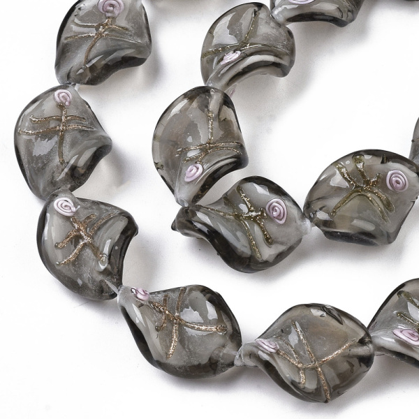 <p>Эффектная витая бусина - стеклянный листик ручной работы. Выполнена из стекла в технике лэмпворк (lampwork). На бусине изображена стилизованная розочка (круглая спираль с золотисто-медным узором). Бусины могут отличаться по форме и размеру. Оттенок может отличаться от фотографии. Цена за 5 шт.</p>