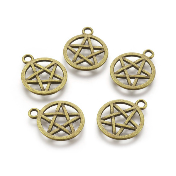 <p>Бронзовая двусторонняя подвеска - пятиконечная звезда в круге (Пентакль). Пентаграмма Могущество Света (Белая Пентаграмма) — основной защитный знак. Магический щит, отражающий злые пожелания, чары, порчу и сглаз. Оттенок может отличаться от фотографии и в разных поставках. Цена за 1 шт.</p>