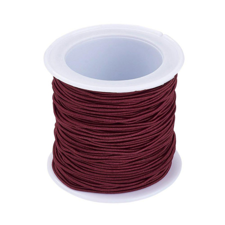 <p>Качественная эластичная резинка в текстильной (синтетической) оплетке. Также называется шляпная резинка, шнур-резинка, эластичный шнур. Толщина около 1-1.3 мм. Цвет бордовый, оттенок может отличаться от фотографии и в разных поставках. Шнур в намотке может состоять из нескольких кусков. Отлично подходит для создания браслетов, детских бус и резинок для волос. Цена за катушку, около 20 метров.</p>