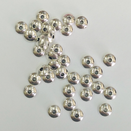 <p>
Бусина в форме слегка дутого диска (биконуса) серебряного цвета. Изготовлена из бижутерного сплава с серебристым покрытием. Размер отверстия около 1.3 мм. На покрытии возможны небольшие царапинки, пятнышки и вмятинки, возможны небольшие неровности на бусинах. Цена за 10 грамм (около 36 бусин).
</p>