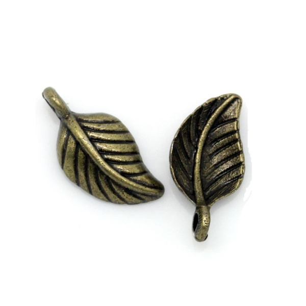 <p>Трехмерная металлическая подвеска в форме листика. Базовый материал - бижутерный металлический сплав, покрытие - бронзовое с чернением. Оттенок может отличаться от фотографии и в разных поставках. Цена за 1 шт.</p>