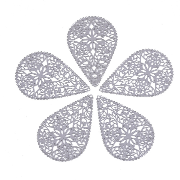 <p>Изящная крупная двусторонняя подвеска - ажурная капля с растительным орнаментом. Несмотря на большой размер подвески очень лёгкие, смотрятся очень воздушно, как кружево. Отлично подойдут для серёжек. Базовый материал - нержавеющая сталь марки 430, сверху покрытие серой матовой краской. Подвески приятные на ощупь, как прорезиненные. Оттенок может отличаться от фотографии и в разных поставках. Сверху и снизу возможен маленький заусенец от вырубки, почти незаметен (см. фотографию). Цена за 2 шт.</p>