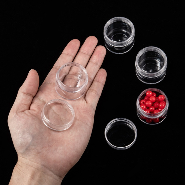 <p>Баночка для хранения бисера, бусин, мелкой фурнитуры и т.д. из качественного прозрачного пластика. Крышечка плотно завинчивается. Диаметр 3,9 см. Высота 3.3 см. На баночках возможны небольшие потертости. Цена за 1 баночку.</p>