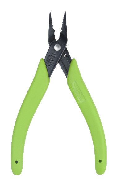 <p>
Универсальный ювелирный кримпер 4 в 1 от американской компании XURON позволяет аккуратно и быстро зажимать как круглые кримпы, так и кримпы - трубочки (1-3 мм). Подходит и для самых маленьких (микрокримпов), и для средних кримпов. Кончики кримпера представляют собой тонкогубцы с очень тонкими носиками. Очень качественный инструмент, произведен в США.
</p>
<p>
Кримпер имеет четыре отверстия: одно V-образное отверстие предназначено для формирования бороздки посередине кримпа (формирования из него книжечки). Три овальных отверстия разного размера используются для финишного зажатия кримпов вдвое. Ровная поверхность на кончиках кримпера позволяет дожать кримп при необходимости. Также ее можно использовать как тонкогубцы, чтобы зажать или согнуть проволоку или пин.
</p>
<p>
Кримпер используется для создания украшений (бижутерии) на основе ювелирного тросика или лески.
</p>
<p>
Кримпер выполнен из стали, эргономичные ручки сделаны из противоскользящего материала приятного на ощупь. Продается в пластиковом блистере. На обратной стороне инструкция на английском языке с картинками. <br>
Название от производителя: Xuron Model 494 Four-in-One Beading Crimping Pliers<br>
Цена за 1 шт.
</p>
<p>Как работать кримпером можно посмотреть <a href="https://stilnaya.com/slovar-rukodelnitsi/stati/slovar-rukodelnitsi/krimpi.html" target="_blank">здесь</a></p>
<p>ВНИМАНИЕ: кончики могут быть немного разной длины. Упаковка в последней поставке повреждена!</p>