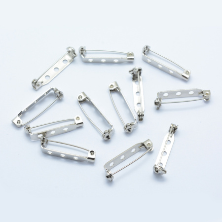 <p>
Основа для броши с фиксирующимся замком. Имеется три отверстия диаметром около 2 мм. Декор можно приклеить или пришить. Размер может немного отличаться от заявленного. Оттенок может отличаться от фотографии и в разных поставках. Цена за упаковку около 900 грамм (около 900 штук). Броши расфасованы производителем без проверки на дефекты.
</p>