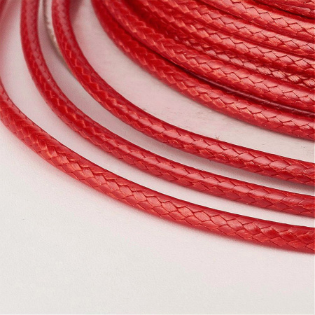 <p>Плетеный синтетический шнур, цвет красный, шнур красиво блестит. Оттенок может отличаться от фотографии и в разных поставках. Шнур может немного отличаться по толщине от заявленного. К этому шнуру лучше брать концевики с внутренним диаметром 2.5 мм - в меньший концевик шнур может быть сложно вставить из-за распушенного кончика. Цена за катушку, около 80 метров (намотка может состоять из нескольких частей).</p>
