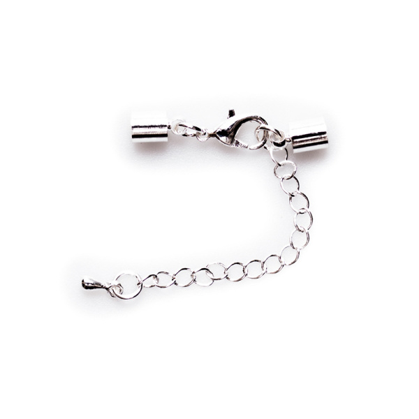 <p>Набор для окончания украшения на шнуре с круглым сечением или из бижутерной сетки. В набор входят клеевые концевики, к одному концевику прикреплена застежка карабин (лобстер), к другому - цепочка-удлинитель длиной 4.5 см. и декоративной капелькой на конце. Цвет под серебро. Оттенок может отличаться от фотографии и в разных поставках. Цена за 1 набор.</p><p>ВНИМАНИЕ: На покрытии возможны царапинки, пятнышки, пузырьки.</p>