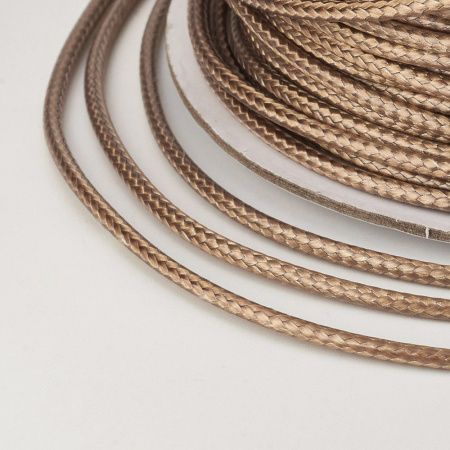 <p>Тонкий плетеный вощеный синтетический (полиэстеровый) шнур, цвет бежевый, оттенок может отличаться от фотографии. Толщина около 0.5-0.7 мм. По возможности, продается цельным куском, однако, может поставляться несколькими отрезами. Цена за 10 метров.  </p>