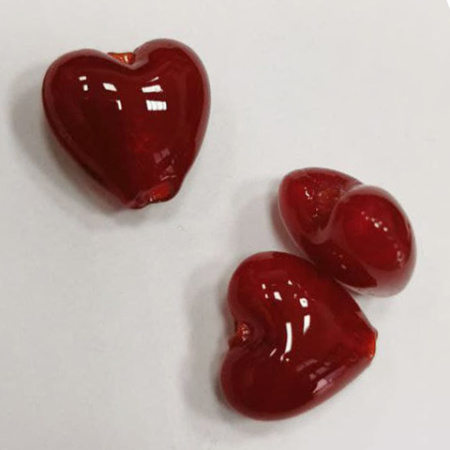 <p>Бусина-сердечко лэмпворк ручной работы красного цвета. Оттенок может отличаться от фотографии. В разных поставках цвет может варьироваться от оранжево-красного до бордового. Внутри - фольга. Бусины могут немного отличаться по форме и размеру. Отверстие может быть сделано не очень аккуратно; на бусинах могут быть небольшие неровности. Цена за 5 шт.</p>