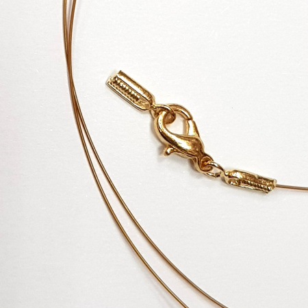 <p>Набор Bead Ready американской компании Бидалон - основа для сборки колье, бус или браслета длиной до 51 см. В набор входит 7-жильный темно-золотистый ювелирный тросик толщиной 0.38 мм (сталь с нейлоновым покрытием), обжимные концевики (пара) и застежка-карабин 10*6 мм. Фурнитура позолоченная. Оттенок может отличаться от фотографии и в разных поставках. Цена за 1 набор.</p>
<p>УЦЕНКА: тёмные пятна и неровности на фурнитуре, цвет покрытия может быть темнее, чем на фото, на тросике могут попадаться заломы, замочек может закрываться не до конца.</p>