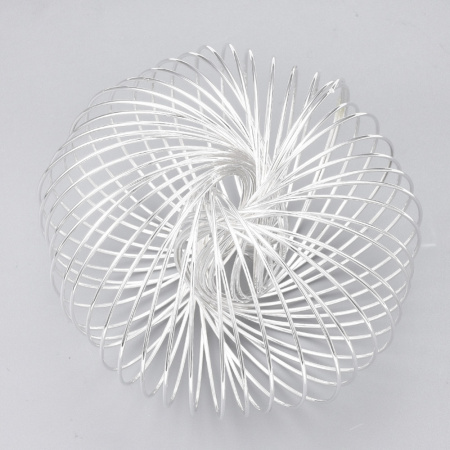 <p>Толстая проволока с памятью для браслета, стальная. Светло-серебристого цвета. Оттенок может отличаться от фотографии. Толщина проволоки 1 мм, диаметр витка около 5.5 см. Цена за 25 витков. Максимальная длина одним куском - 25 витков.</p><p>ВНИМАНИЕ: возможны пятнышки на покрытии.</p>