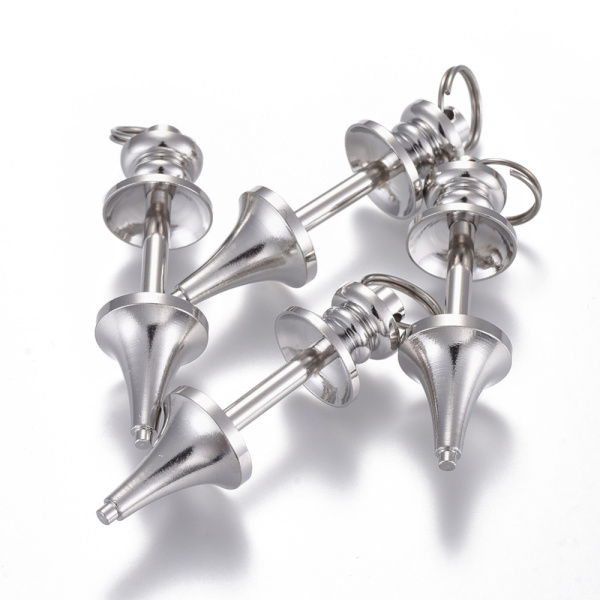 <p>Основа - штанга для лэмпворка с двумя конусами-концевиками. Базовый материал - латунь, сверху покрытие стального цвета. Оттенок может отличаться от фотографии и в разных поставках. Конусы скручиваются. Основания конусов имеет диаметр около 12 мм. К петельке верхнего конуса прикреплено двойное соединительное колечко диаметром около 10 мм. Толщина штифта - около 3 мм. Длина штифта между конусами - около 1.5 см, длина штифта с конусами - около 4 см. На штифт можно надевать различные бусины, легко заменяя их когда нужно. Отлично подойдет для создания украшения - маятника. Цена за 1 шт.</p>