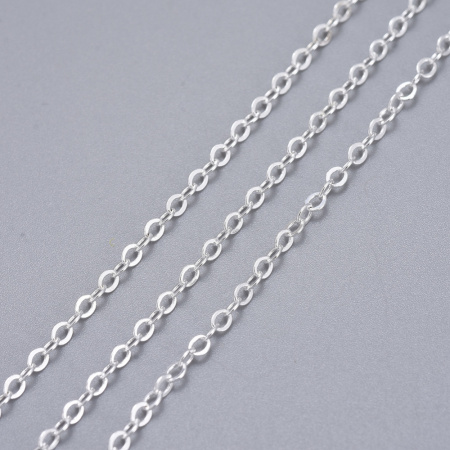 <p>Качественная цепочка цвета светлого серебра. Оттенок может отличаться от фотографии и в разных поставках. Базовый материал - латунь. Звенья запаяны, не рвется, покрытие не облезает. Размер звена примерно 2.5х2 мм, может немного отличаться от заявленного. Цена за 2 метра.</p>
