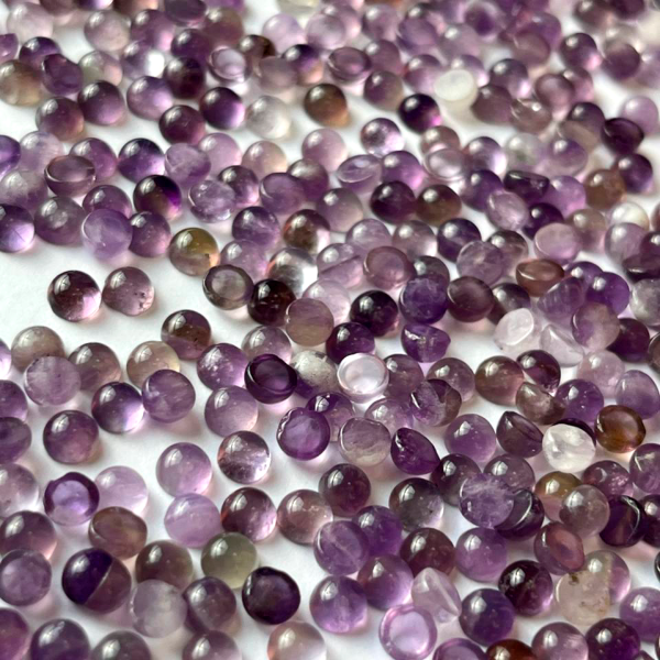 <p>
Миниатюрный каменный кабошон из натурального аметиста. Оттенок может отличаться от фотографии. Размер и форма могут немного отличаться от заявленных. Кабошоны отличаются по цвету и рисунку, а также по толщине: при заказе нескольких штук мы постараемся подобрать похожие. Цена за 5 шт.
</p><p>Внимание: у кабошонов неровный край - мелкие щербинки по краю.</p>