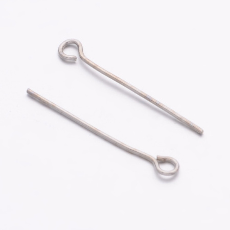 <p>Бюджетные короткие пины с ушком стального цвета. Внутренний диаметр ушка около 2 мм. Цена за 10 грамм (около 100 штук, фасуются на вес без проверки на дефекты).</p>