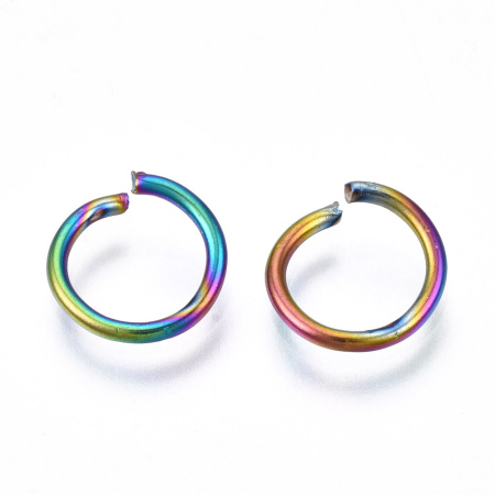 <p>Соединительные колечки из нержавеющей стали марки 304 (используется в пищевой и медицинской промышленности) с эффектным радужным покрытием. Покрытие делается методом ионного напыления, довольно стойкое. Сквозь покрытие могут проглядывать стальные участки. Оттенок может отличаться от фотографии и в разных поставках. Толщина около 1 мм. Такие колечки отлично подходят для создания кулонов из цветных подвесок, кольчужного плетения, а также в качестве декоративных элементов. Цена за 20 колечек.</p>