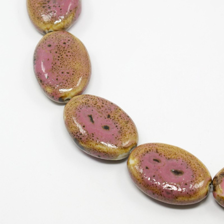 <p>
Крупная овальная керамическая бусина ручной работы. Бусина покрыта глазурью бежево-розово-коричневого цвета. Бусины могут немного отличаться по форме и размеру, рисунок на каждой бусине уникален. Диаметр отверстия - около 1.8 мм. Цена за 1 бусину.
</p>