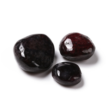 <p>Сколы из натурального камня - граната. Без отверстий! Могут существенно отличаться по форме и размеру. Оттенок может отличаться от фотографии. Используется для декорирования украшений, шкатулок, картин и т.д. Также крошку можно насыпать в стеклянную бутылочку. Цена за упаковку 20 грамм (около 80-120 шт., фасуются без проверки на дефекты, могут попадаться другие минералы).</p>