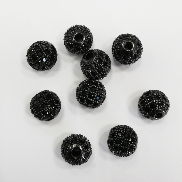 <p>Фурнитура для бижутерии Милано класса люкс (MILANO LUX). Качественный компонент для бижутерии - эффектная круглая бусина (шарик). Размер отверстия примерно 1.5 мм. Инкрустация черными фианитами в технике паве. Количество фианитов в разных поставках может быть разным (иногда бусины инкрустированы в 4 ряда, иногда в 5).Оттенок может отличаться от фотографии и в разных поставках. Цена за 1 шт.</p>