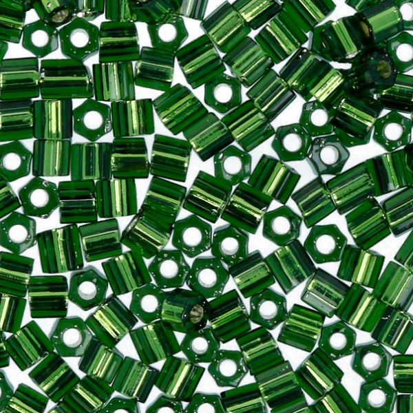 <p>Японский бисер TOHO Hexagon (шестигранный Тохо), размер 11/0 (2.2 мм). Прозрачный травянисто-зеленый с серебристой сердцевиной (Silver-Lined Olivine). Оттенок может отличаться от фотографии. Цена за 10 грамм. Среднее количество бисерин в 1 грамме Toho шестиугольном 11/0 от 80 до 90 штук, может сильно варьироваться в зависимости от вида бисера.</p>