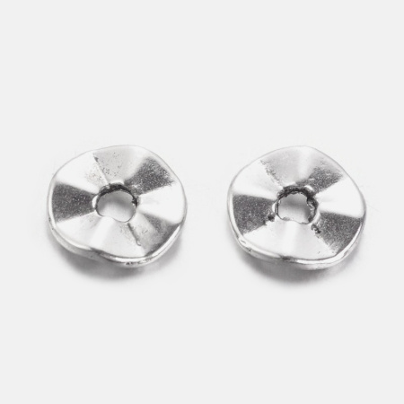 <p>Бусина-разделитель в форме изогнутой (плиссированной) рондели. Изготовлена из бижутерного сплава с серебристым покрытием (стиль тибетское серебро). Оттенок может отличаться от фотографии и в разных поставках. Размер отверстия около 1.8 мм. Цена за упаковку 5 грамм (около 26 штук, фасуются без проверки на дефекты).</p>