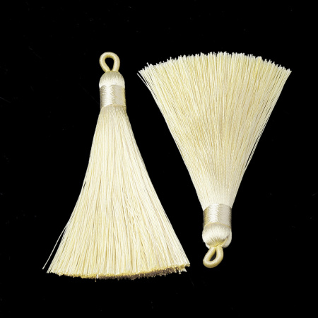 <p>Изящная полиэстеровая кисточка с петелькой. Используется для создания сережек, кулонов (сотуаров), подвесок на сумки, четки и брелоки. Оттенок может отличаться от фотографии. Размер может немного отличаться от заявленного. Цена за 2 шт.</p>