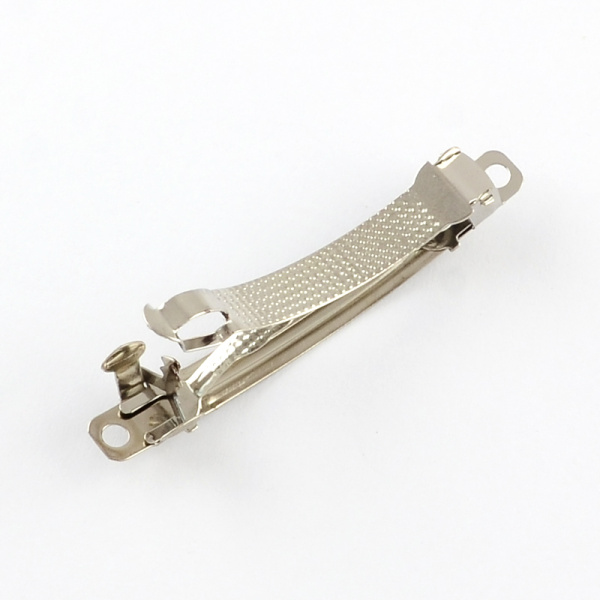 <p>Небольшая бюджетная основа для декорирования, заколка-автомат. Имеется два режима использования (для обычных и густых волос). Части заколки, соприкасающиеся с волосами, имеют текстурированную поверхность, благодаря чему заколка меньше скользит по волосам и лучше держится. Цвет тёмно-серебристый. Оттенок может отличаться от фотографии и в разных поставках. Длина платформы примерно 59 мм, ширина около 6.5 мм. По краям платформы имеется 2 отверстия. Декор можно приклеить или пришить. Цена за 10 штук.</p><p>ВНИМАНИЕ: мелкие неровности, тёмные пятнышки на внутренней стороне.</p>