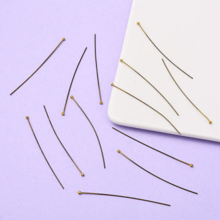 <p>Бюджетные длинные пины с шариком бронзового цвета. Длина около 6 см, диаметр пина около 0,7 мм, диаметр шарика около 1,5-2 мм. Головка на пине может быть расположена не точно по центру, пины могут быть погнуты. Оттенок может отличаться от фотографии и в разных поставках. Цена за 10 грамм (около 45 штук, фасуются без проверки на дефекты).</p>