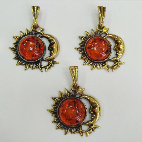 <p>Подвеска - солнце и месяц. Металлическая часть сделана из бижутерного сплава с покрытием золотистого цвета с чернением. Вставка выполнена из прессованного янтаря. Цвет стеклянного кристалла может отличаться. Цена за 1 шт.</p>