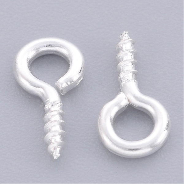 <p>Штифт вкручивающийся,покрытие серебристого цвета. Общая длина 10 мм, диаметр петельки 5 мм, внутренний диаметр петельки 2.8 мм, толщина вкручиваемой части 1.2 мм. Оттенок может отличаться от фотографии и в разных поставках. Цена за 10 грамм (около 69 штук, фасуются без проверки на дефекты).</p>