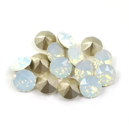 <p>Ювелирный кристалл Swarovski Fancy Stone Xirius Chaton (1088). Форма шатон (круглая), размер 3.1 мм (pp24). Цвет молочный с золотой искоркой (WHITE OPAL 234), с фольгой (foiled). Оттенок может немного отличаться от фотографии. Данные стразы с выпуклым основанием подходят для использования с цапами, вклеивания в фурнитуру с чашами (выемками) для кристаллов. Производство: Австрия. Цена за 20 шт.</p>
