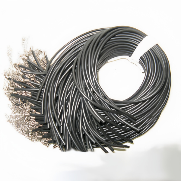 <p>Удобный набор - основа для создания колье, кулона или браслета длиной до 51 см с учетом удлинителя. В набор входит резиновый (каучуковый) шнур черного цвета толщиной 1.5 мм, обжимные концевики - пружинки (пара), застежка-карабин 9*5 мм, удлиняющая цепочка. Фурнитура стального цвета. Цена за 5 наборов.</p>