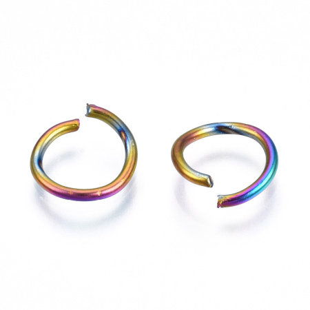 <p>Соединительные колечки из нержавеющей стали марки 304 (используется в пищевой и медицинской промышленности) с эффектным радужным покрытием. Покрытие делается методом ионного напыления, довольно стойкое. Сквозь покрытие могут проглядывать стальные участки. Оттенок может отличаться от фотографии и в разных поставках. Толщина около 1 мм. Такие колечки отлично подходят для создания кулонов из цветных подвесок, кольчужного плетения, а также в качестве декоративных элементов. Цена за 20 колечек.</p>