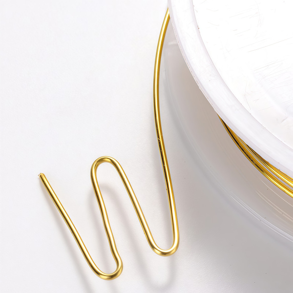 <p>Медная проволока с покрытием золотистого цвета. Оттенок может отличаться от фотографии и в разных поставках. Намотка может состоять из нескольких частей. Цена за катушку около 5 метров.</p><p>Внимание: на покрытии возможны тёмные пятнышки.</p>