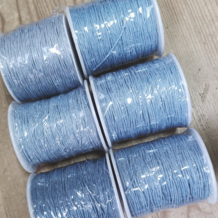 <p>Катушка вощеного шнура, цвет серо-голубой (оттенок может немного отличаться от представленного на фото и в разных поставках). Шнур в намотке может состоять из нескольких частей. Толщина 1±0,2 мм. Намотка может состоять из нескольких частей. Цена за 1 катушку (около 84 метров).</p>