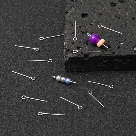 <p>Бюджетные пины с ушком (штифты с петелькой) серебристого цвета. Оттенок может отличаться от фотографии и в разных поставках. Размер пинов может немного отличаться от заявленного. Цена за 10 грамм (около 120 штук, фасуются на вес проверки на дефекты).</p>