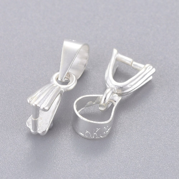 <p>Держатель для кулонов (зажимной бейл). Подходит для бусин-бриолеток (бриолетов) и других бусин с поперечным отверстием сверху. Длина вместе с подвижной петелькой 12 мм., общая длина штырьков - около 4 мм. Оттенок может отличаться от фотографии и в разных поставках. Цена за 1 шт.</p>