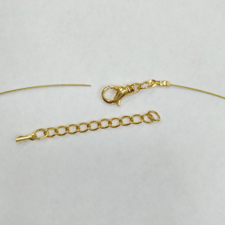 <p>Набор для сборки колье, бус или браслета длиной до 107 см. В набор входит 7-жильный ювелирный тросик японского производства толщиной 0.48мм (сталь с нейлоновым покрытием) - около 1 метра, обжимные концевики с соединительными колечками (пара), застежка-карабин с вращающимся основанием 14*7мм и удлиняющая цепочка длиной 4 см. Вся фурнитура позолоченная. Оттенок может отличаться от фотографии и в разных поставках. Цена за 1 набор.</p>